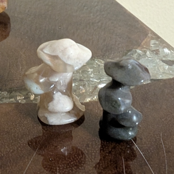 Stone Animal Carvings; Jasper, Rose Quartz, Labradite, Agate etc with Woven Bag - Picture 12 of 16